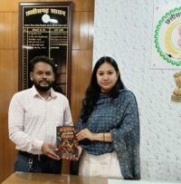 कलेक्टर पद्मिनी भोई साहू को भेंट की अपनी पुस्तक ‘हनुमान चालीसा का रहस्यमयी विज्ञान’।